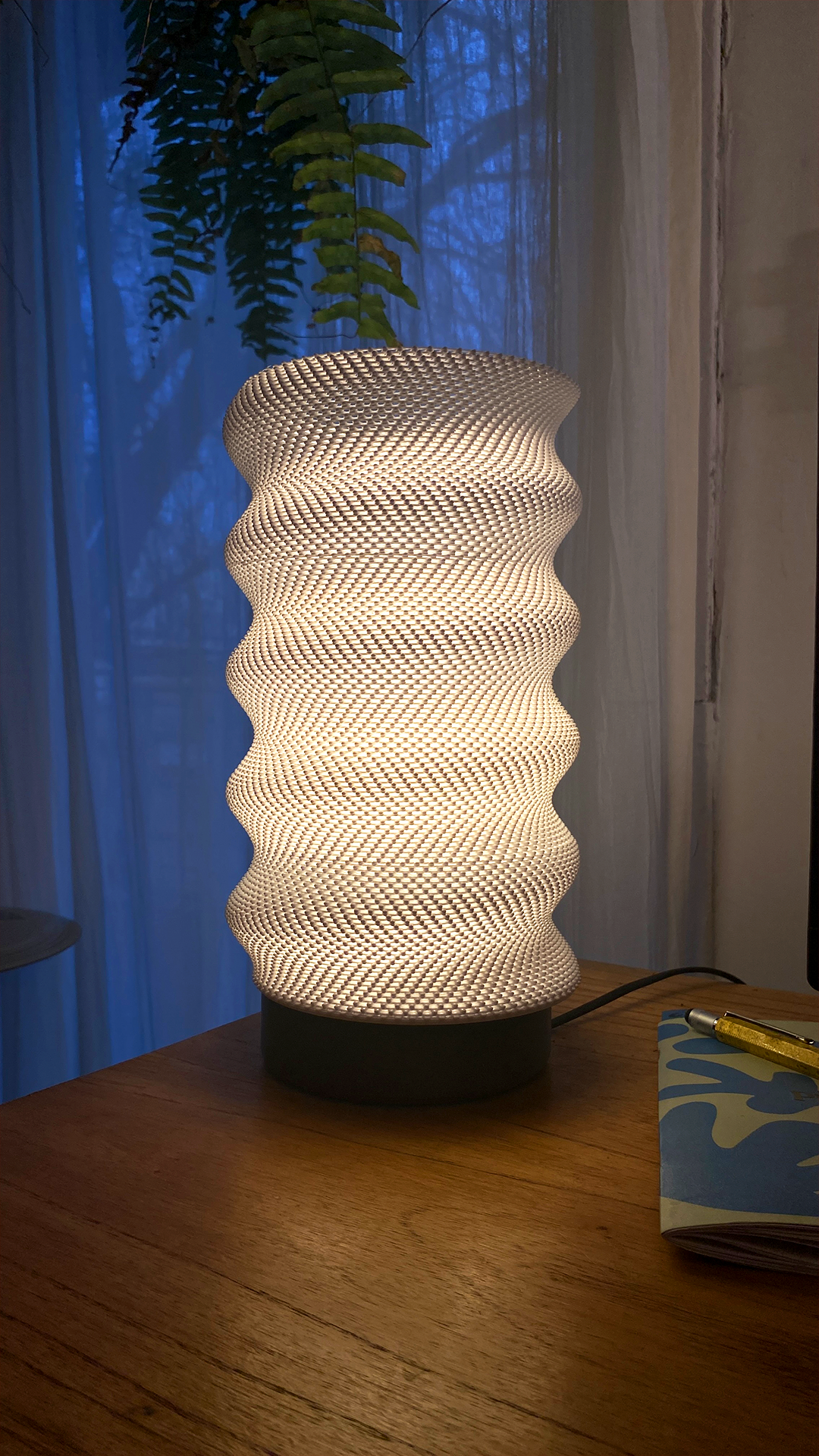 Springy Adaptive Lampshade